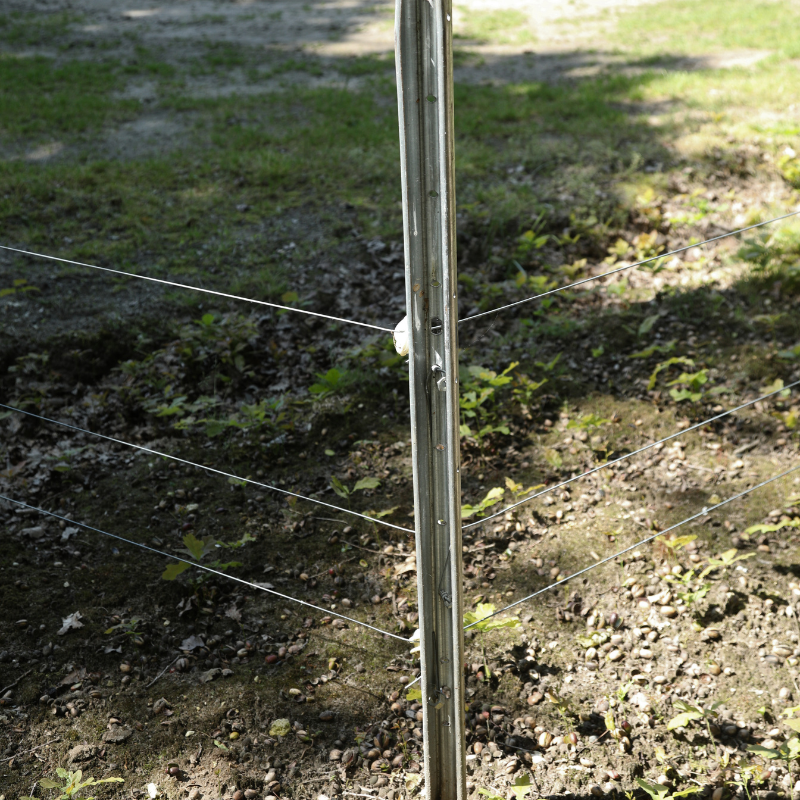 Electric fencing around a corner t-post